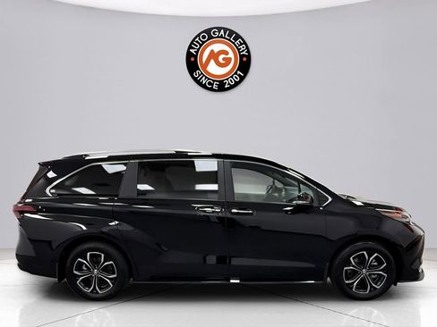 Used 2025 Toyota Sienna Platinum AWD/4WD image 2