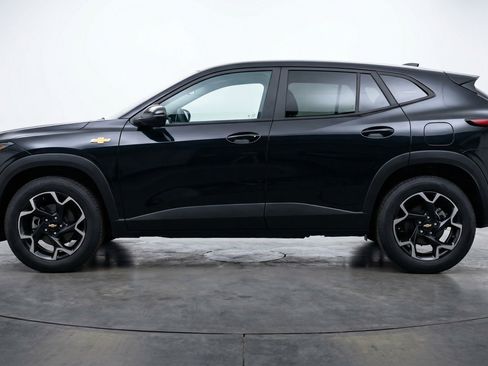Used 2025 Chevrolet Trax LT FWD image 5