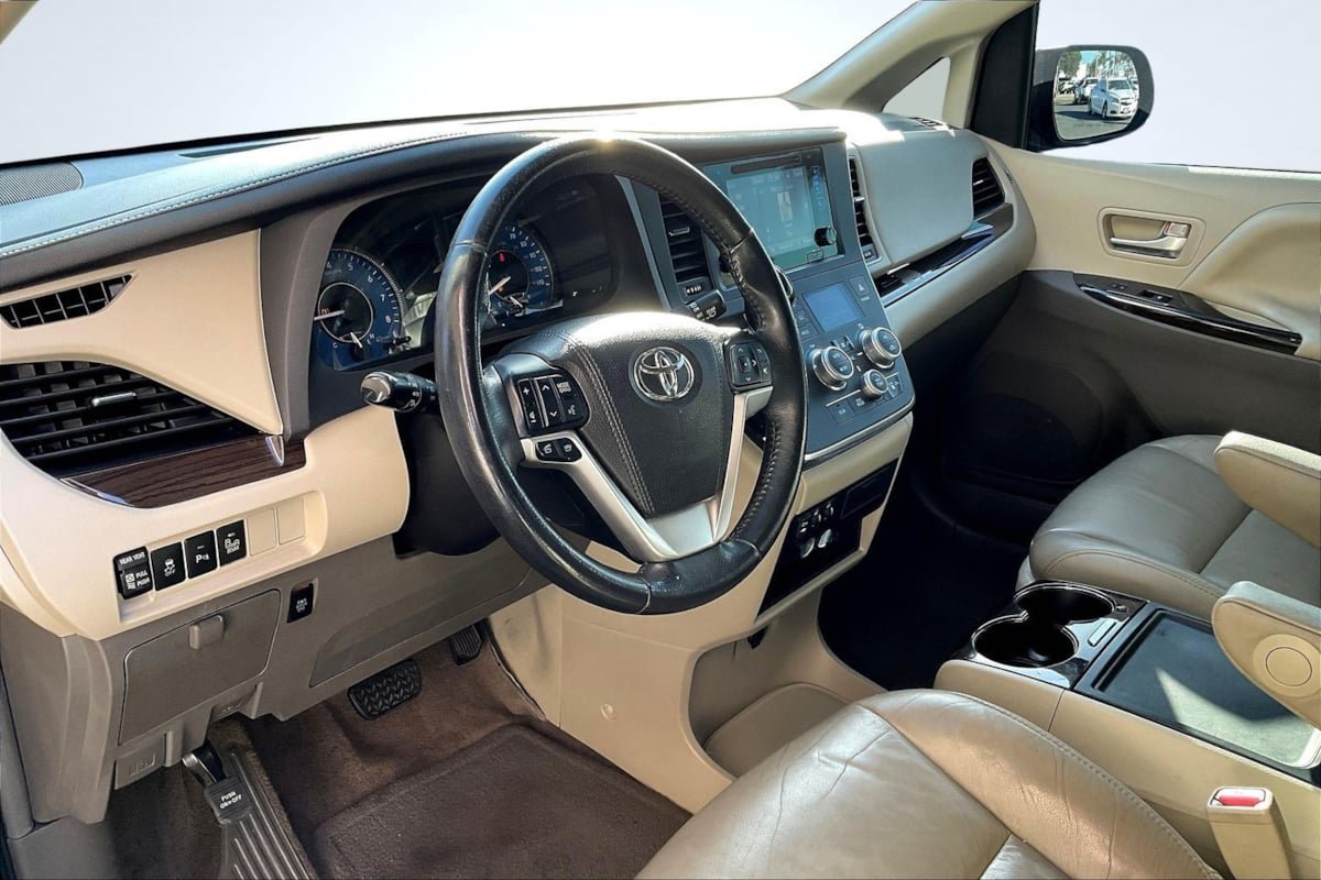 Used 2017 Toyota Sienna XLE w/ XLE Navigation Package FWD image 14