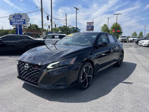 Used 2023 Nissan Altima 2.5 SR w/ SR Premium Package FWD image 9