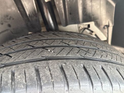 Used 2018 Ford Explorer XLT w/ Equipment Group 202A AWD/4WD image 27