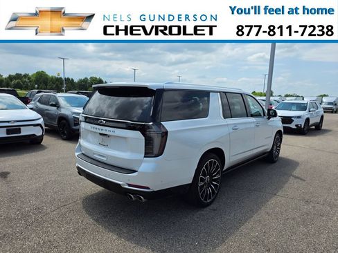 Used 2025 Chevrolet Suburban High Country AWD/4WD image 4
