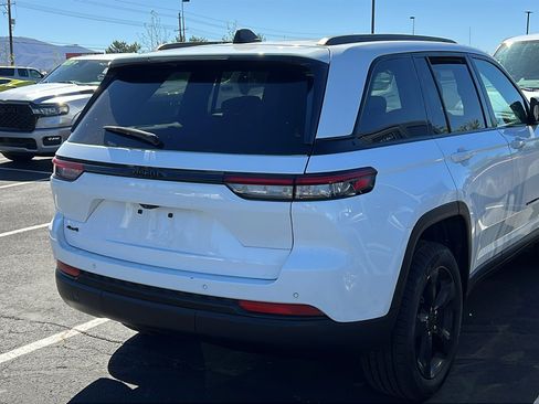 Used 2023 Jeep Grand Cherokee Altitude AWD/4WD image 2
