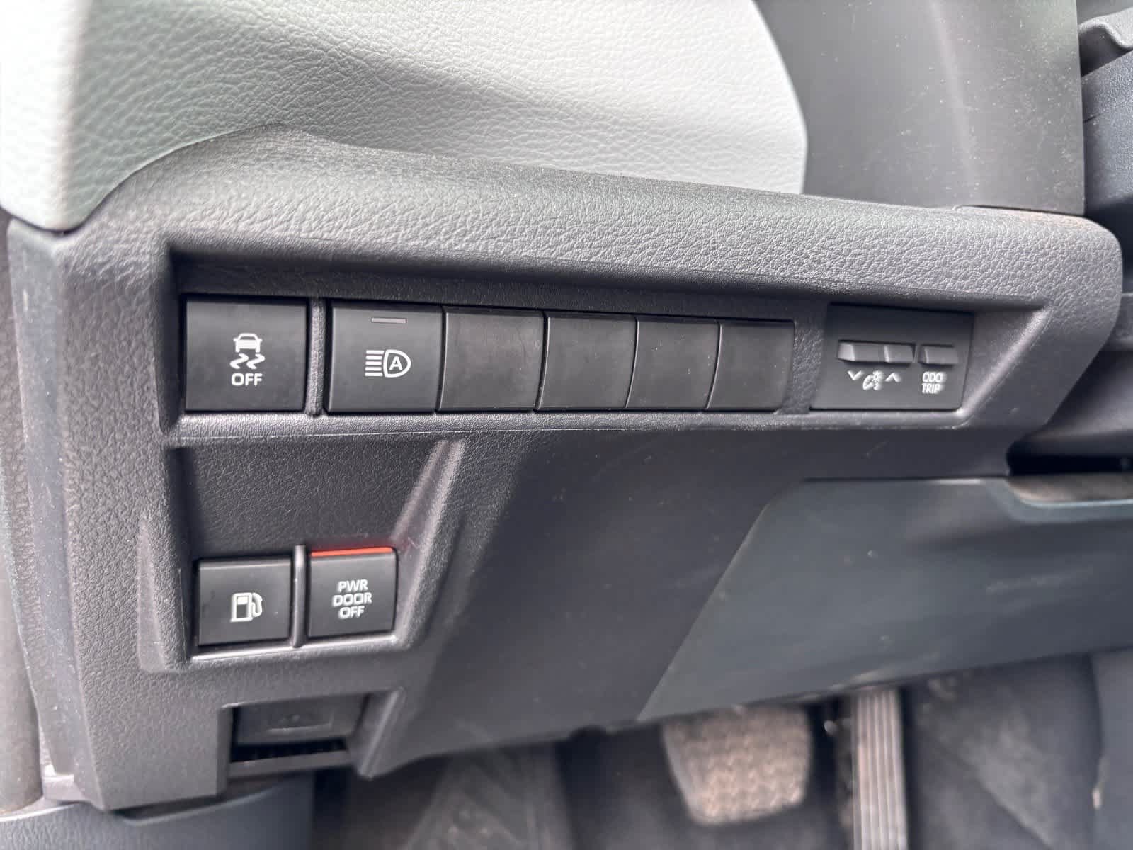 Used 2025 Toyota Sienna XLE FWD image 11