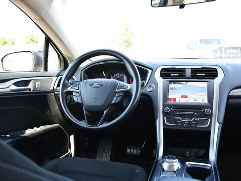 Used 2018 Ford Fusion SE w/ Fusion SE Technology Package FWD image 15