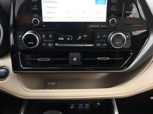 Used 2022 Toyota Highlander XLE AWD/4WD image 33