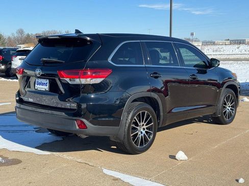 Used 2018 Toyota Highlander SE image 3