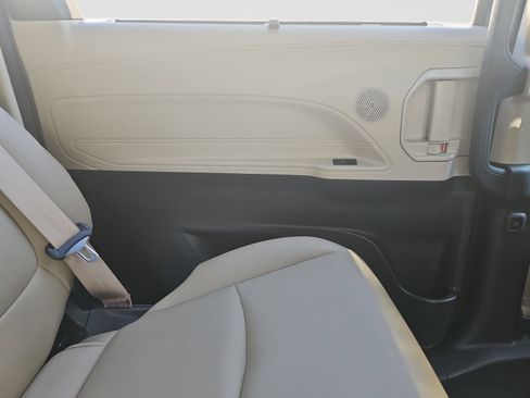 Used 2021 Toyota Sienna XLE FWD image 35