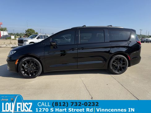 Used 2024 Chrysler Pacifica Limited w/ S Appearance Package FWD image 4