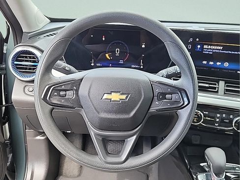 Used 2025 Chevrolet Trax LT FWD image 16