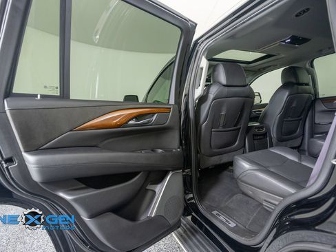 Used 2017 Cadillac Escalade Luxury AWD/4WD image 26