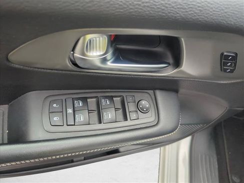 Used 2025 Chrysler Pacifica Select FWD image 9
