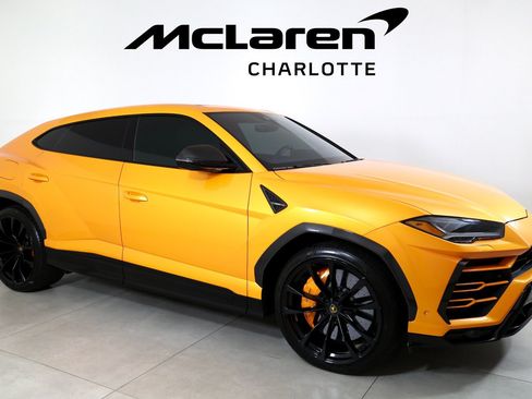 Used 2022 Lamborghini Urus AWD/4WD image 2