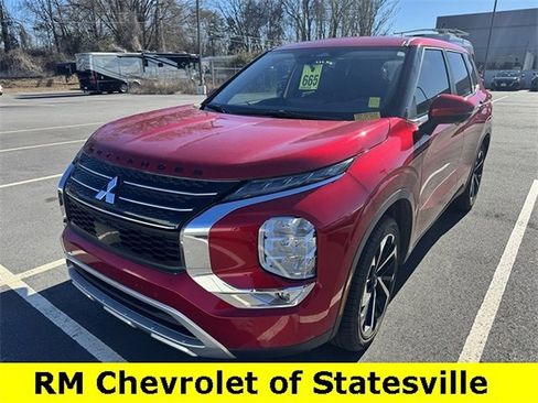 Used 2024 Mitsubishi Outlander SE image 1
