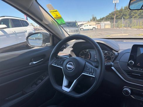 Used 2025 Nissan Altima 2.5 SV FWD image 33