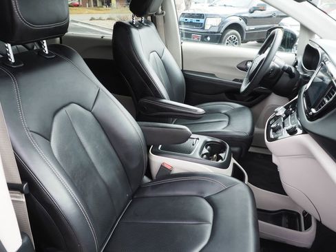 Used 2024 Chrysler Pacifica Touring-L image 20