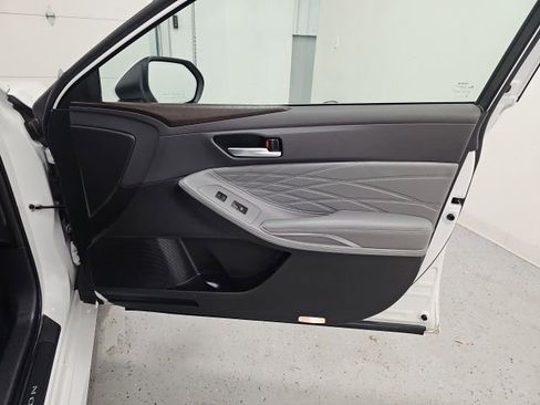 Used 2019 Toyota Avalon Limited image 36