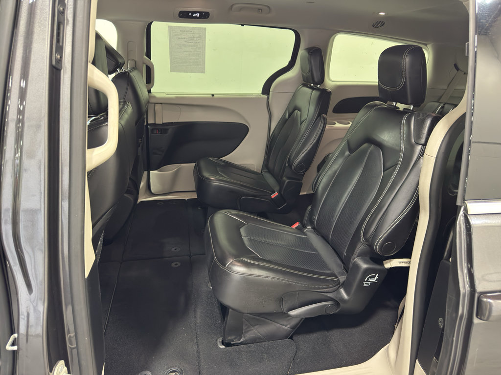 Used 2023 Chrysler Pacifica Touring-L FWD image 41