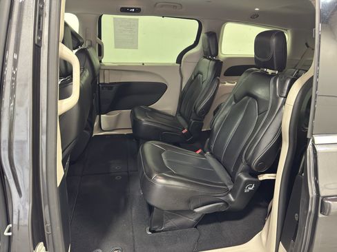Used 2023 Chrysler Pacifica Touring-L FWD image 41