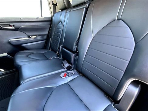 Used 2022 Toyota Highlander XLE AWD/4WD image 25