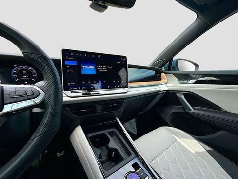 Used 2025 Volkswagen Tiguan SEL R-Line AWD/4WD image 28