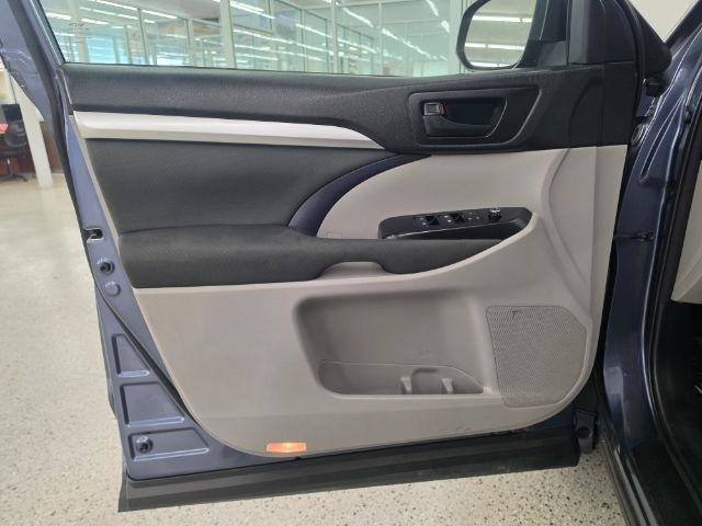 Used 2018 Toyota Highlander LE w/ Carpet Mat Package (TMS) FWD image 27