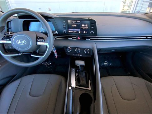 Used 2025 Hyundai Elantra SE image 15