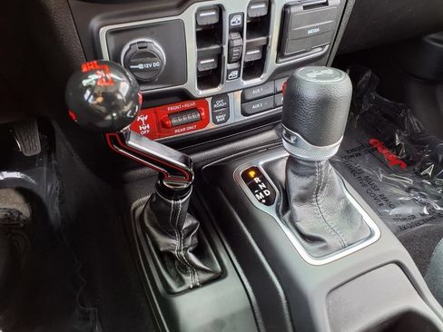 Used 2025 Jeep Wrangler Unlimited Rubicon AWD/4WD image 10