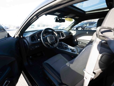 Used 2015 Dodge Challenger SXT image 8