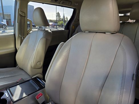 Used 2014 Toyota Sienna XLE image 13