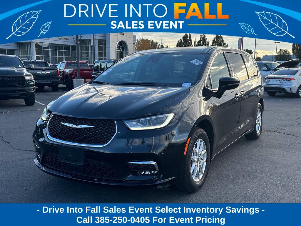 Used 2025 Chrysler Pacifica Select FWD image 2