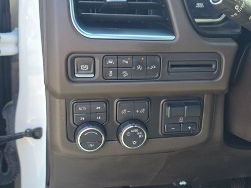 Used 2021 Chevrolet Tahoe Z71 w/ Luxury Package AWD/4WD image 25