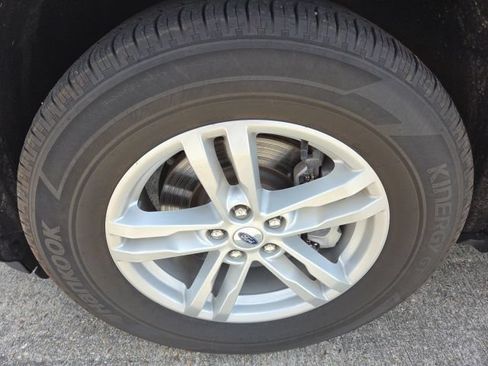 Used 2024 Ford Explorer XLT RWD image 12