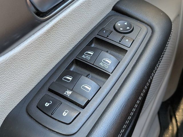 Used 2023 Chrysler Pacifica Touring-L FWD image 26