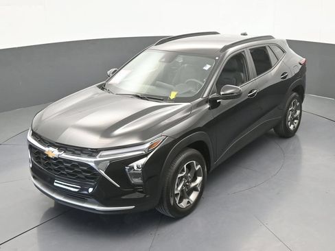 Used 2025 Chevrolet Trax LT FWD image 43