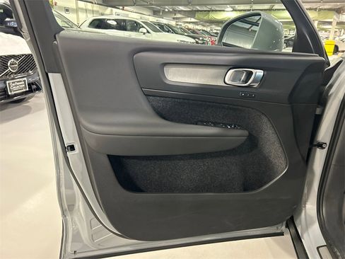 Certified 2025 Volvo XC40 B5 Core image 9