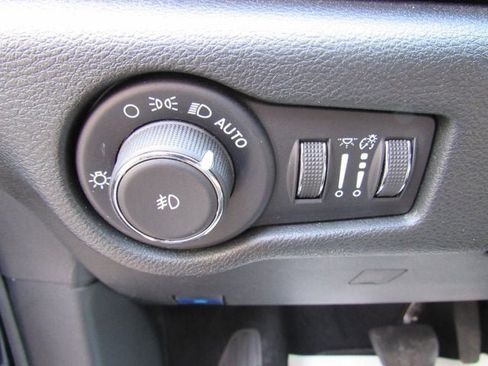 Used 2025 Chrysler Pacifica Select FWD image 12