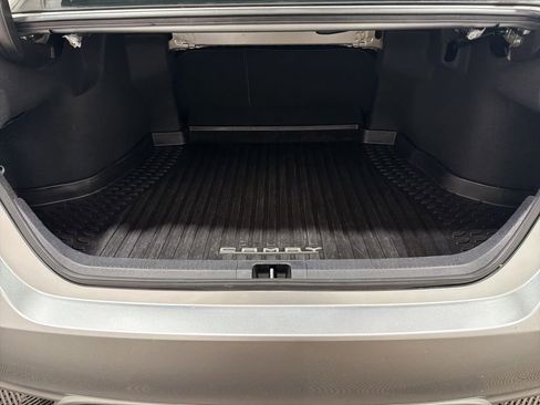 Used 2019 Toyota Camry SE w/ Convenience Package FWD image 18