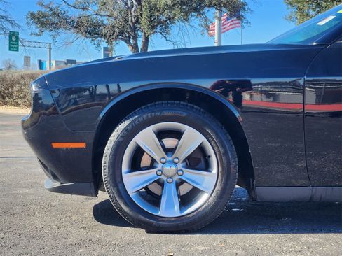 Used 2016 Dodge Challenger SXT image 8