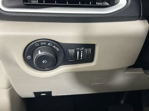 Used 2024 Chrysler Pacifica Touring-L FWD image 19