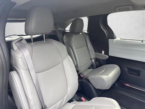 Certified 2025 Toyota Sienna XLE FWD image 25