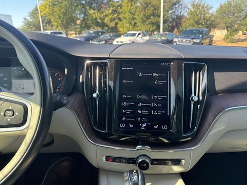 Used 2021 Volvo XC60 T5 Momentum w/ Premium Package image 26