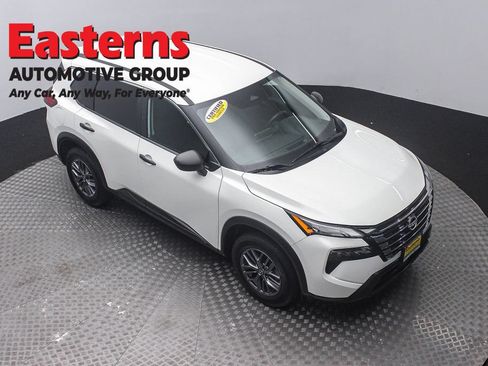 Used 2024 Nissan Rogue S AWD/4WD image 3