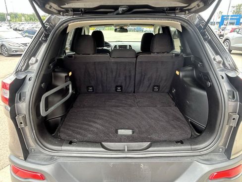 Used 2015 Jeep Cherokee Latitude w/ Cold Weather Group AWD/4WD image 17