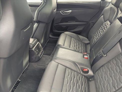 Used 2022 Audi e-tron GT Prestige image 18