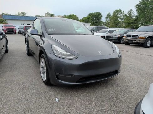 Used 2022 Tesla Model Y Long Range AWD/4WD image 2