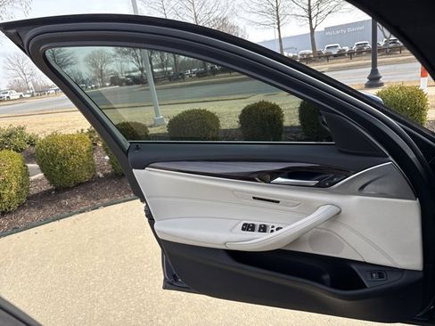 Used 2021 BMW 530i xDrive image 18