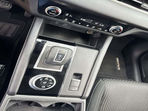 Used 2022 Mitsubishi Outlander ES image 22