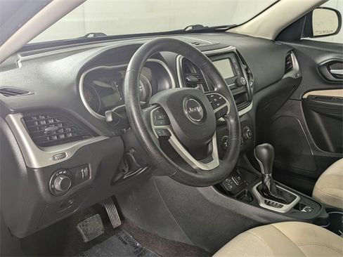 Used 2016 Jeep Cherokee Sport image 9