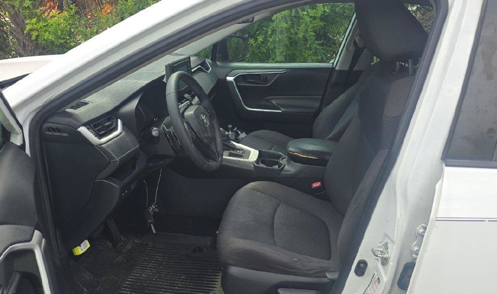 Used 2019 Toyota RAV4 LE FWD image 11